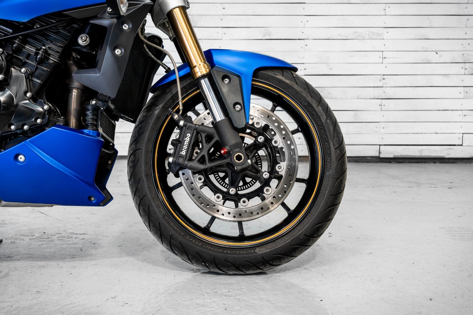 2014 Triumph Speed Triple 1050 ABS in Satin Blue - front wheel with Brembo brakes