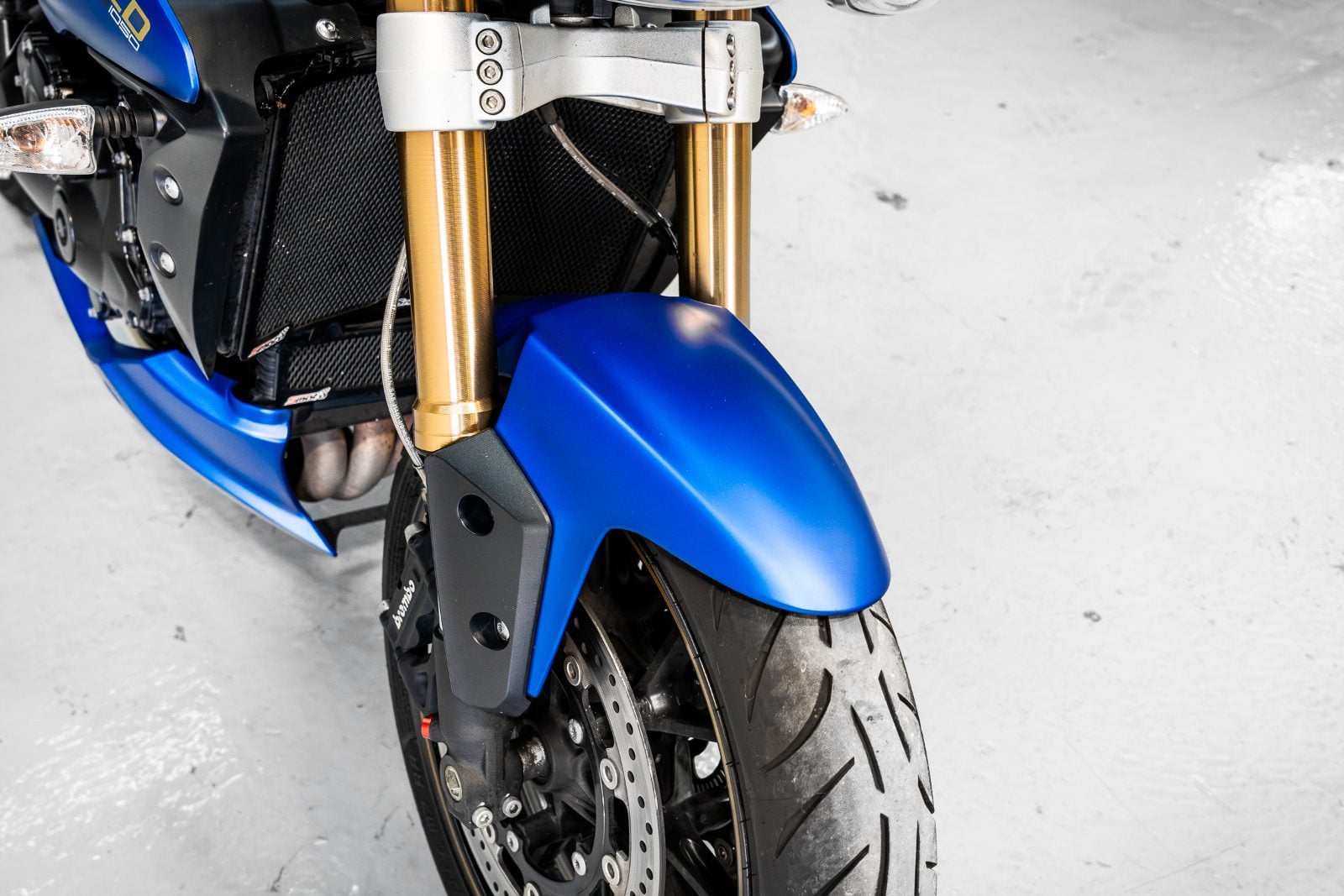 2014 Triumph Speed Triple 1050 ABS in Satin Blue - front mudguard and forks